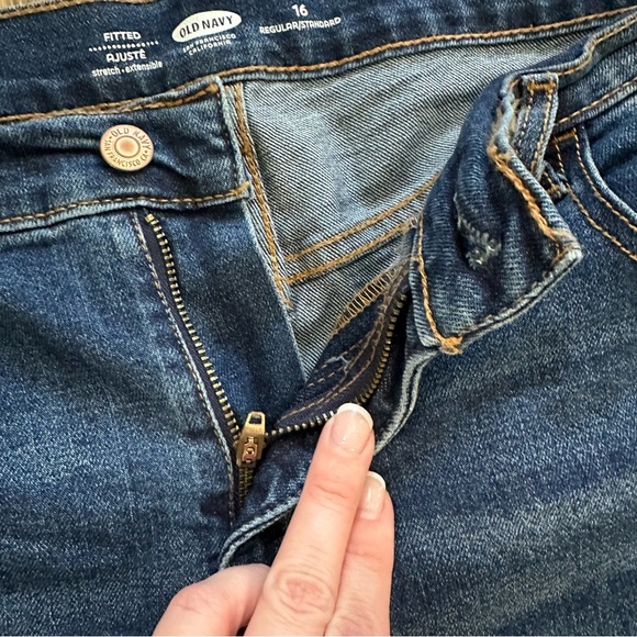 Old Navy Women’s Medium Wash Regular Fitted Denim Rolled Hem Shorts Sz 16 GUC - Picture 3 of 6